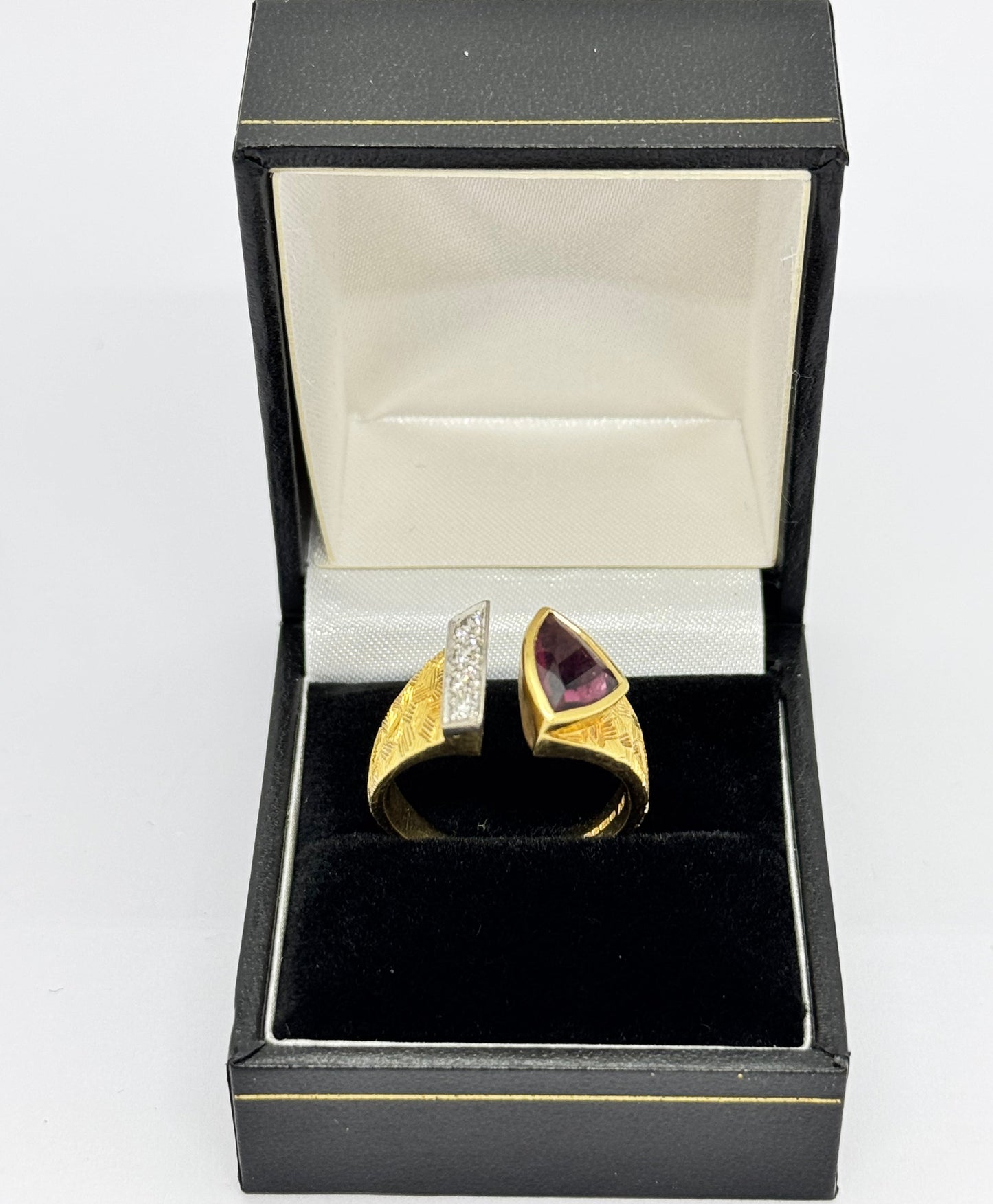 18ct purple Stn & Diamond Ring