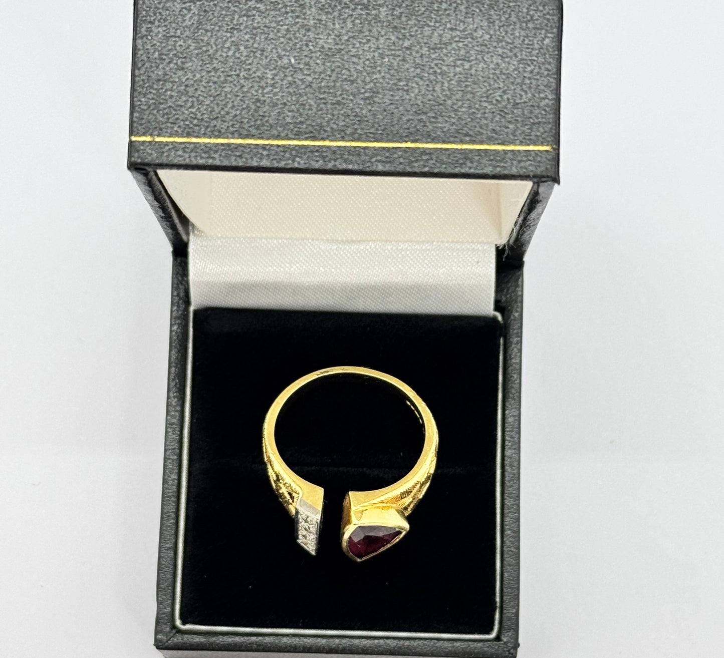 18ct purple Stn & Diamond Ring