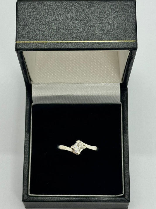 18ct White Gold Square Diamond ring