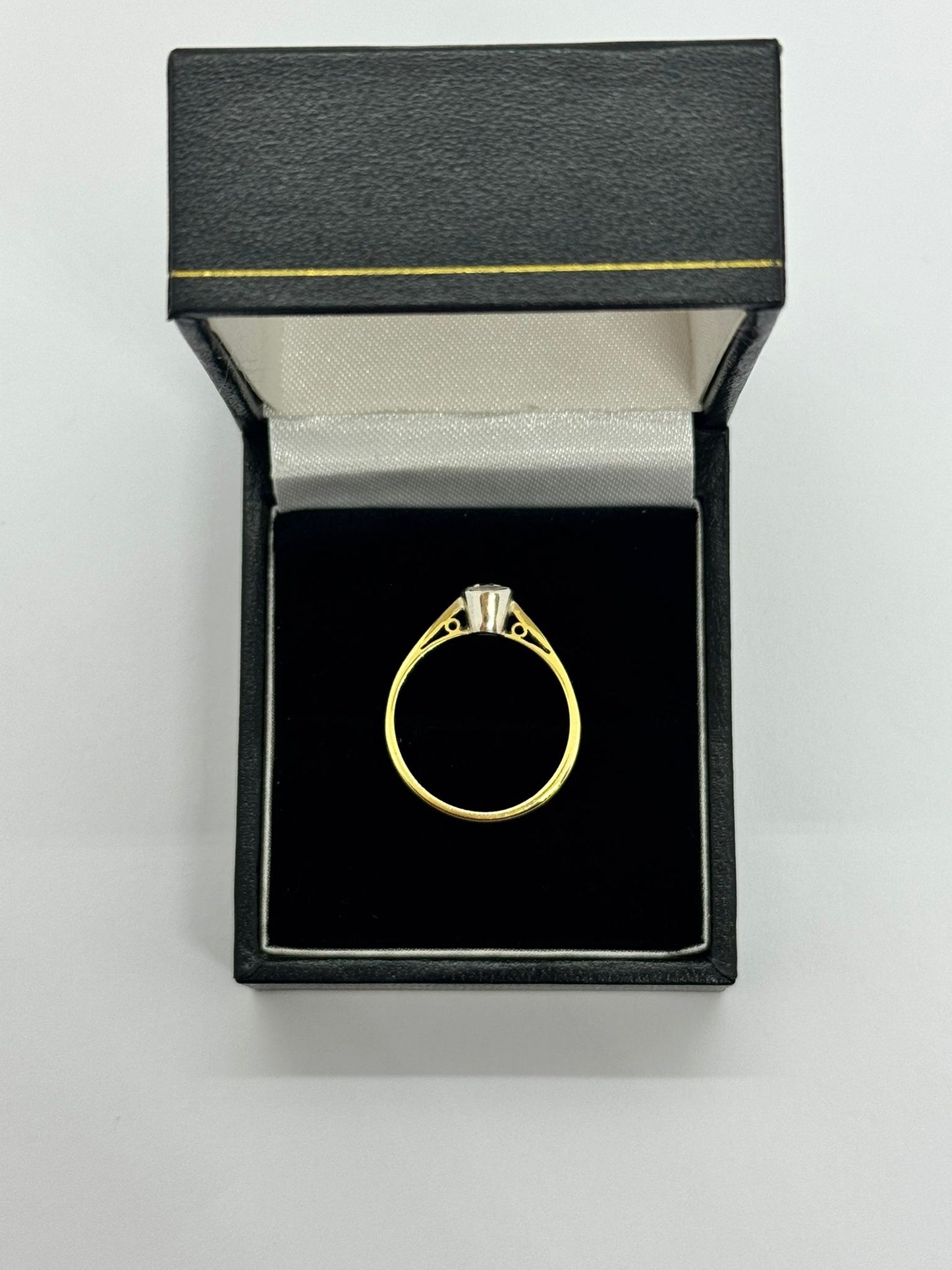 18ct Solitaire Diamond ring