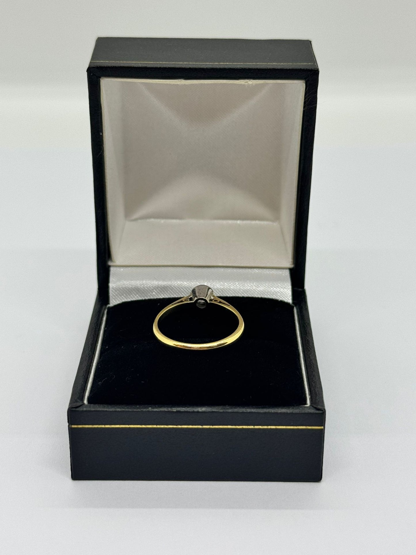 18ct Solitaire Diamond ring