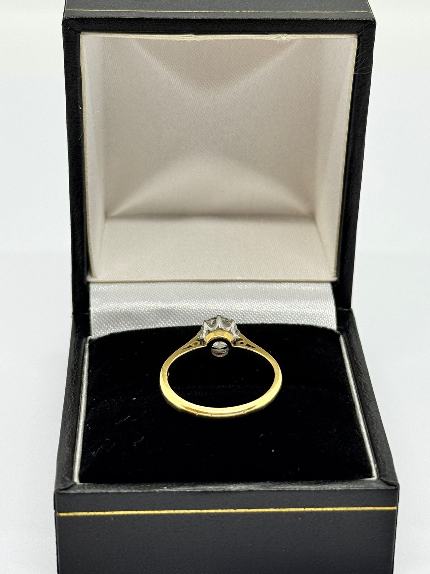 18ct Diamond 8 Claw Ring