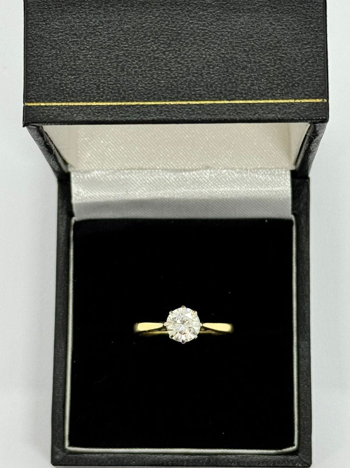 18ct Diamond 8 Claw Ring