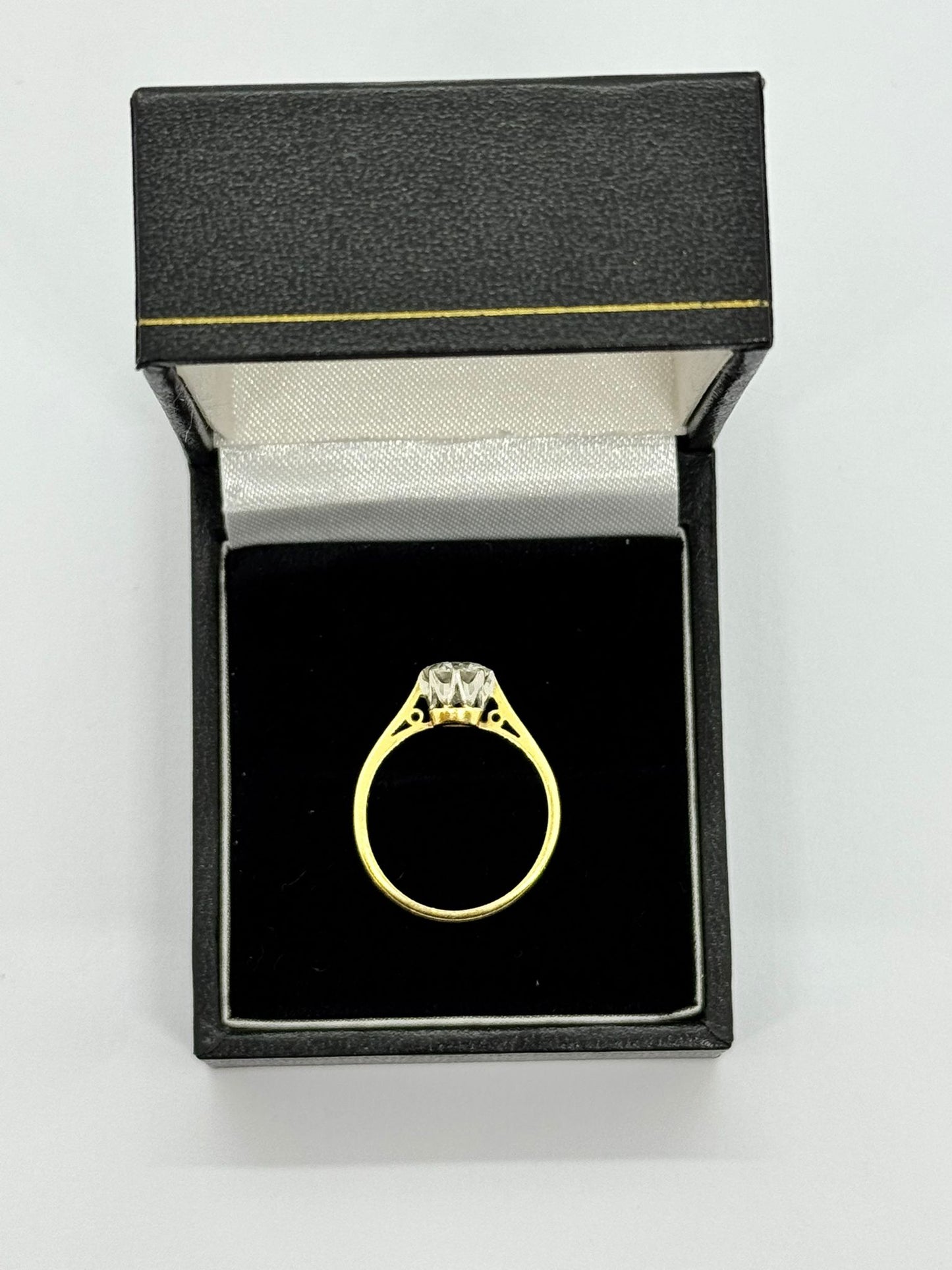 18ct Diamond 8 Claw Ring