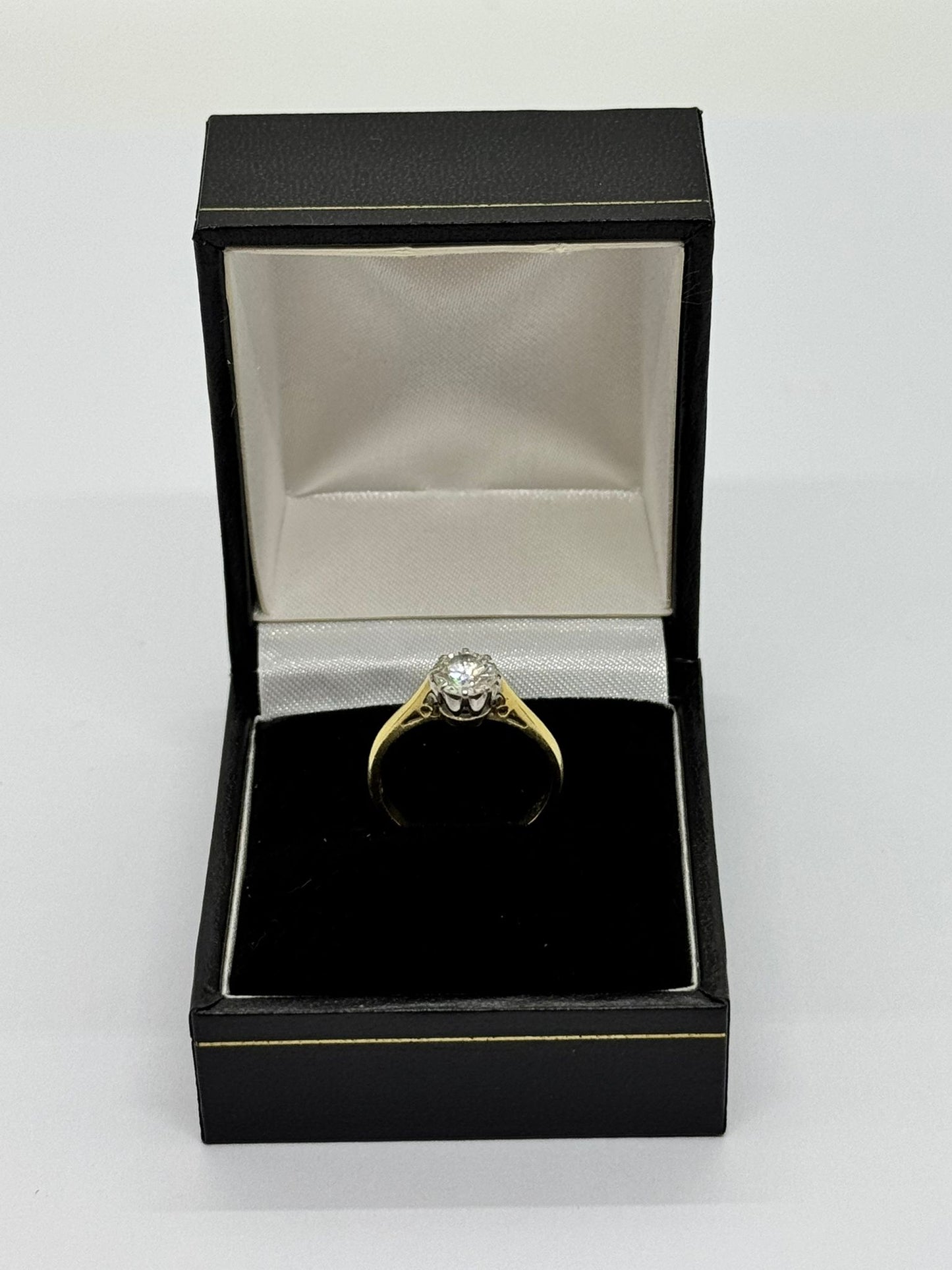 18ct Diamond 8 Claw Ring