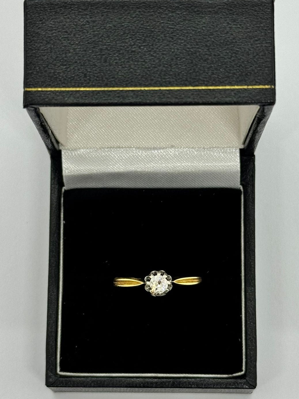 18ct 8 Claw Diamond Single Stone  ring